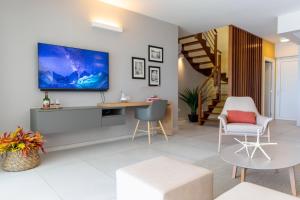 TV a/nebo společenská místnost v ubytování Eden Roc Villas