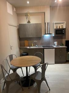 Kuchyň nebo kuchyňský kout v ubytování Appartement spacieux