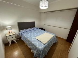 Habitación pequeña con cama y mesita de noche en Felipe Azar 1 en Mar del Plata