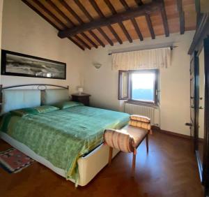 ein Schlafzimmer mit einem großen Bett und einem Fenster in der Unterkunft Casa Armandina - Tuscan ToBe in Santa Fiora