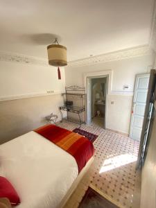 Postel nebo postele na pokoji v ubytování Riad magnolia privé