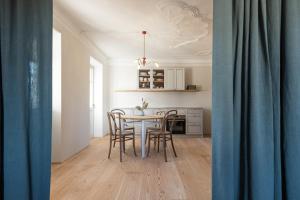 Kuchyňa alebo kuchynka v ubytovaní Smart Suites Kaltern - Apartments am Kalterer See + 28 fotografií