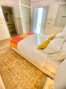 Postel nebo postele na pokoji v ubytování Riad magnolia privé