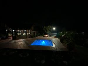 Skats uz peldbaseinu naktsmītnē Bella casa de campo, con Hidrospa y zonas verdes vai tās tuvumā
