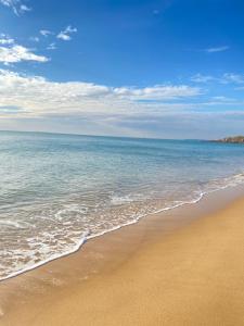 einen Strand mit Meer und blauem Himmel in der Unterkunft Chambre d'hôtes près de la plage in Pornichet