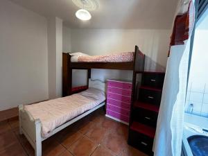 1 dormitorio con 2 literas y armarios morados en casa tropero sosa en Maipú