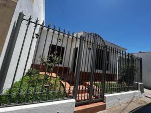 une clôture noire devant un bâtiment dans l'établissement casa tropero sosa, à Maipú