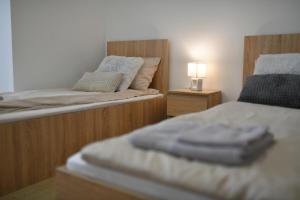 En eller flere senger på et rom på West in apartments