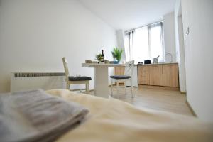 En eller flere senger på et rom på West in apartments