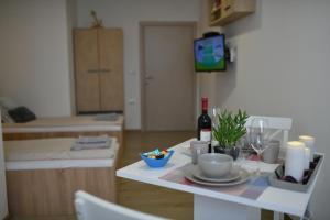 En TV eller et underholdningssystem på West in apartments