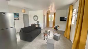 TV a/nebo společenská místnost v ubytování Appartement vue mer Chez Ti Louis - Grande Anse