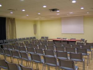 uma sala de conferências com mesa e cadeiras em Hotel Sanremo em Ceva