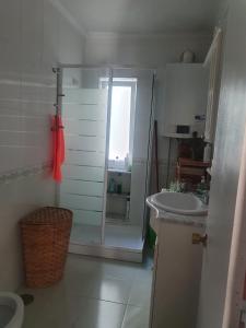 y baño con ducha y lavamanos. en Apartamentos Clotilde con Wifi incluido - Candás, en Candás