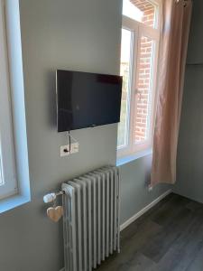 Televízia a/alebo spoločenská miestnosť v ubytovaní Cambrai:magnifique studio
