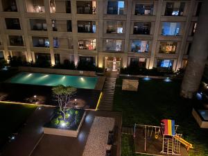an apartment building at night with a swimming pool at Mapar Studio en Montevideo in Montevideo