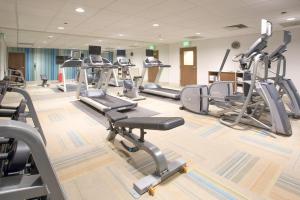 een fitnessruimte met loopbanden en crosstrainers bij Holiday Inn Express & Suites Blythe, an IHG Hotel in Blythe