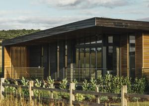 una casa de madera con una valla delante en Goosedale Lodges en Nottingham