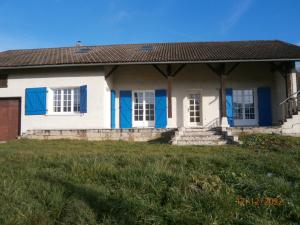 una casa con persianas azules en un campo verde en Gîte Chez Louve Bleue 3 étoiles-Label Tourisme et Hand, en Le Grand-Abergement