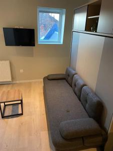 Televízia a/alebo spoločenská miestnosť v ubytovaní Cambrai:studio style loft