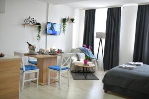 En eller flere senger på et rom på West in apartments