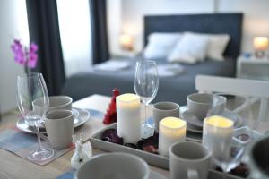En eller flere senger på et rom på West in apartments