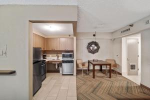 a kitchen and dining room with a table in a room at The Malone in Miami