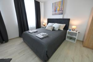 En eller flere senger på et rom på West in apartments