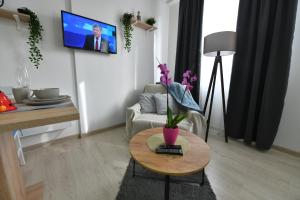 En TV eller et underholdningssystem på West in apartments