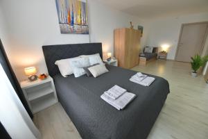 En eller flere senger på et rom på West in apartments
