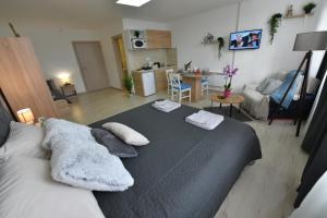 En eller flere senger på et rom på West in apartments