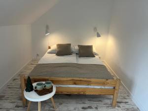 1 dormitorio con 1 cama grande en la esquina de una habitación en Cztery Pokoje Wetlina, en Wetlina