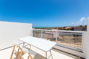 MangabeiraにあるBeach Townhouses #C8 - Exclusivo por Carpediemの海の景色を望むバルコニー(白いテーブル付)