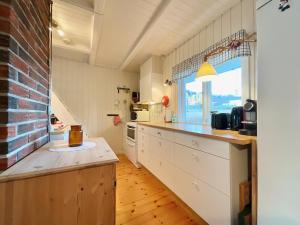 Kuchyň nebo kuchyňský kout v ubytování Kvalvika Retreat - Lofoten