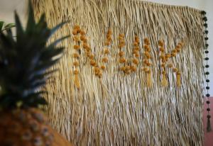 un montón de comida en una mesa de paja junto a una piña en Nuik Casa Tropical, en Mérida