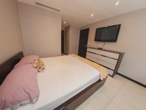 1 dormitorio con 1 cama y TV de pantalla plana en #3 Luxury Suite en Puerto Santa Ana, en Guayaquil
