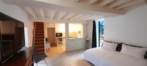 Ένα ή περισσότερα κρεβάτια σε δωμάτιο στο Domaine de Vaufleury - La Maison de l'Escuiller