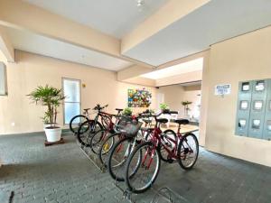 un grupo de bicicletas estacionadas en una habitación en Apartamento praia Canasvieiras, Florianópolis/SC, en Florianópolis
