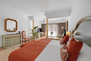 een grote slaapkamer met een groot bed en een spiegel bij La Moraleja The Quiet Hotel - Adults Only in Cala de Sant Vicent
