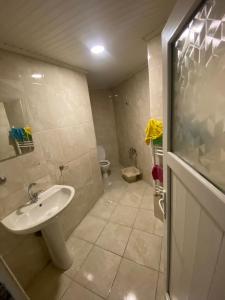 uma casa de banho com um lavatório e um WC em Sefam konaklama em Erzurum