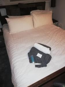 a bed with towels and a bag on it at Make it your home and relax in Fallings Park