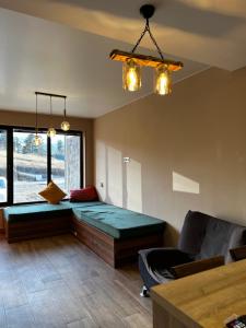 - un salon avec un lit et un canapé dans l'établissement 3 Cottage Near The Forest, à Bakuriani
