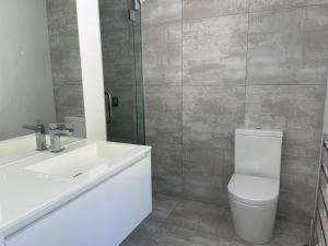 Et badeværelse på Private Escape Central Wanaka 3 Bedroom + 9 billeder