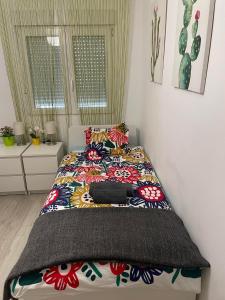 sypialnia z łóżkiem z kolorowym kocem w obiekcie Casa Los Urrutias w mieście Los Urrutias