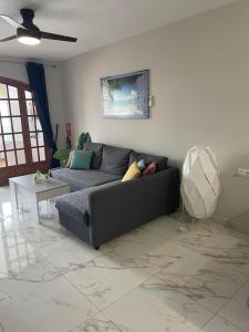 uma sala de estar com um sofá e uma mesa em Casa Los Urrutias em Los Urrutias
