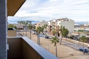 een balkon met uitzicht op de stad bij Apartamento Delta in Deltebre