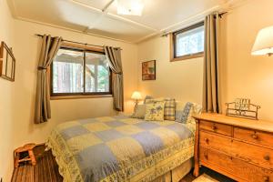 Postel nebo postele na pokoji v ubytování Riverside Winthrop Chalet with Hot Tub and 2 Decks!