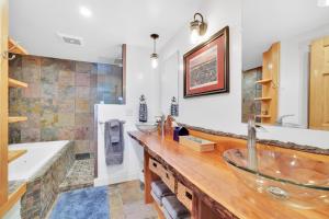 a bathroom with two sinks and a bath tub at Lakeshore Vermont in Colchester