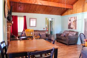 uma sala de estar com uma mesa e um sofá em VILLAGE HOT SPOT - Walk to Village em Big Bear Lake
