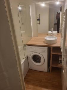 Kúpeľňa v ubytovaní Appartement 2 pièces, les Chalets de Super-Besse