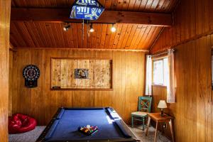 uma mesa de bilhar num quarto com paredes de madeira em VILLAGE HOT SPOT - Walk to Village em Big Bear Lake